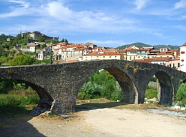 PONTREMOLI - Ponte romanico sul torrente Verde. Sullo sfondo il Castello del Piagnaro, sede del museo delle Statue Stele PONTREMOLI - Ponte romanico sul torrente Verde. Sullo sfondo il Castello del Piagnaro, sede del museo delle Statue Stele