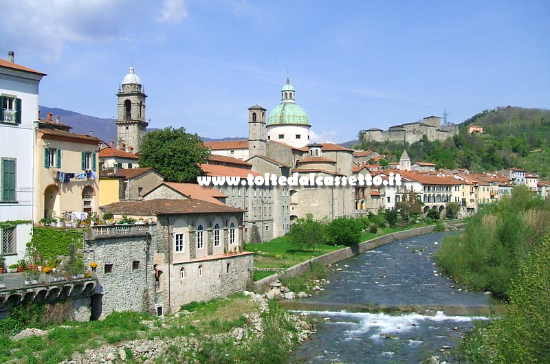 PONTREMOLI - Panorama della citt sede del Premio Bancarella e attraversata dal fiume Magra