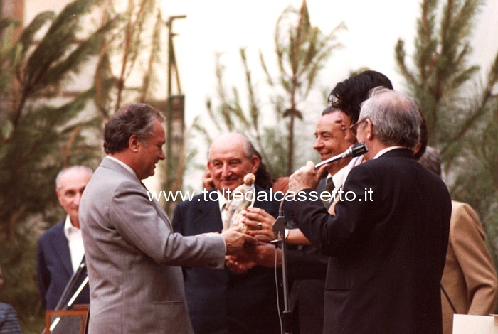 PREMIO BANCARELLA 1980 - Maurice Denunzire ha vinto con "Louisiana", Rizzoli Editore. Eccolo mentre riceve la famosissima statuetta dei librai pontremolesi