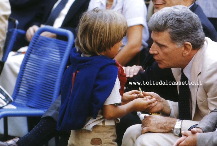 PREMIO BANCARELLA 1981 - Sergio Zavoli vince con "Socialista di Dio" - Mondadori Editore. Nella foto il giornalista conversa con Jacopo, giovanissimo lettore