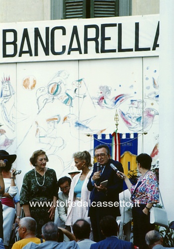 PREMIO BANCARELLA 1985 - Vince il senatore a vita Giulio Andreotti qui fotografato insieme alla madrina della manifestazione, Barbara Bouchet