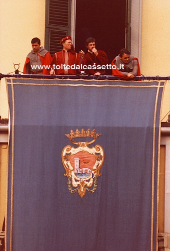 PREMIO BANCARELLA -Il gonfalone di Pontremoli esposto in Piazza della Repubblica