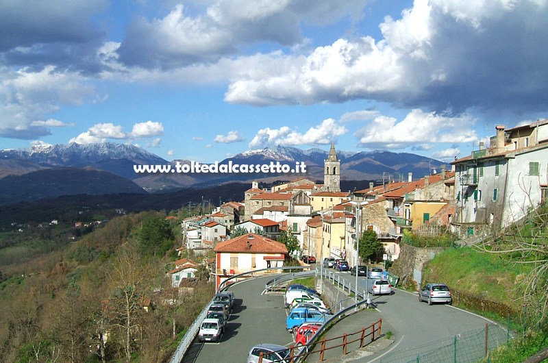 TENDOLA (frazione di Fosdinovo) - Il borgo come si vedeva transitando lungo la Strada Provinciale 72, prima del restauro della facciata di chiesa e campanile