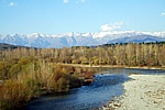 TERRAROSSA - Il fiume Magra con sfondo le vette innevate dell'Appennino Tosco-Emiliano