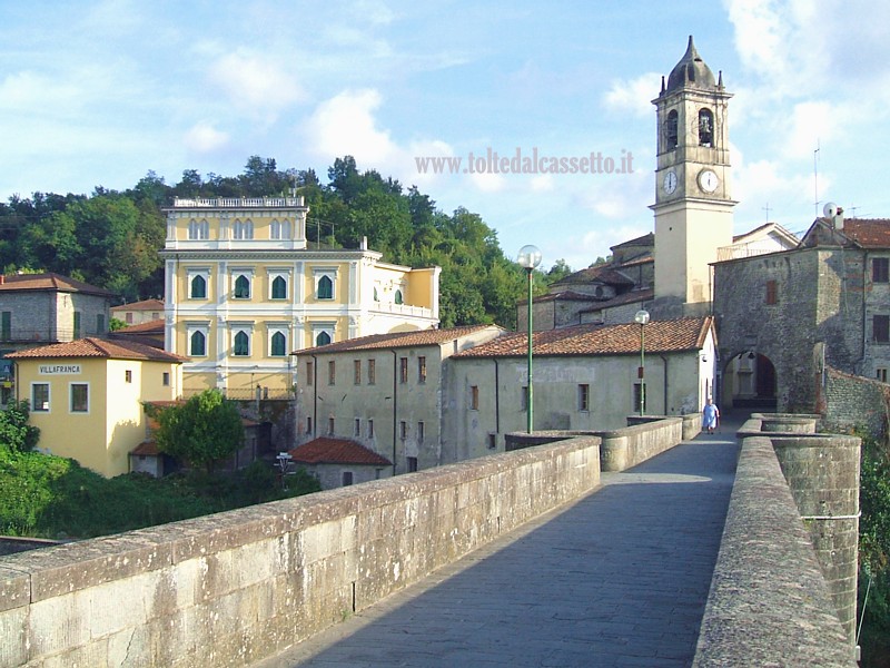 VILLAFRANCA - Il Ponte Vecchio e la chiesa di San Giovanni Battista