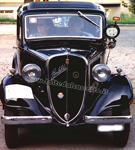 Una luccicante FIAT 508 Balilla, versione taxi, con carrozzeria nera
