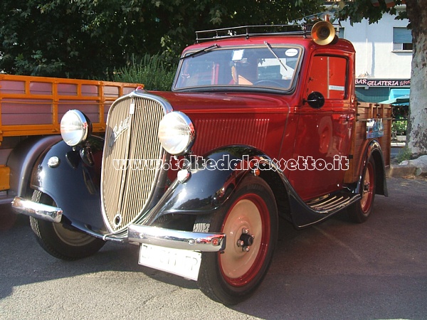 Una FIAT 508 Balilla autocarro, versione van, con carrozzeria rossa