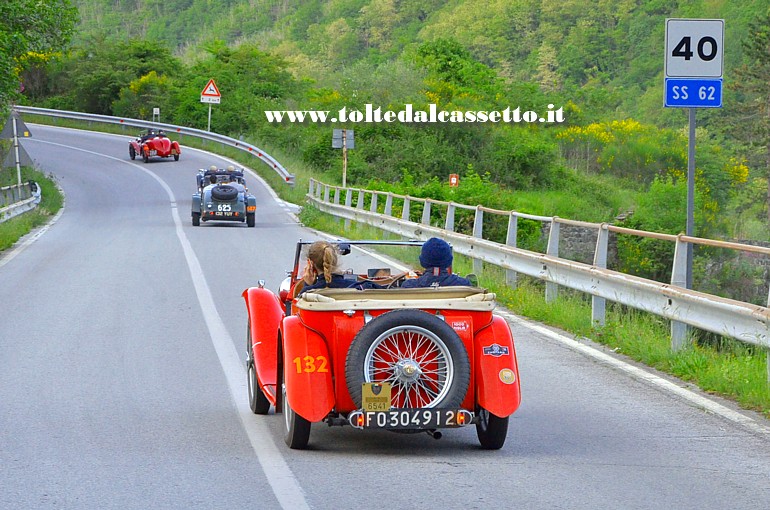 MILLE MIGLIA 2018 - Una MG TB del 1939 (num. 132) in coda ad un gruppo di autovetture che iniziano la salita della Cisa sul versante di Montelungo