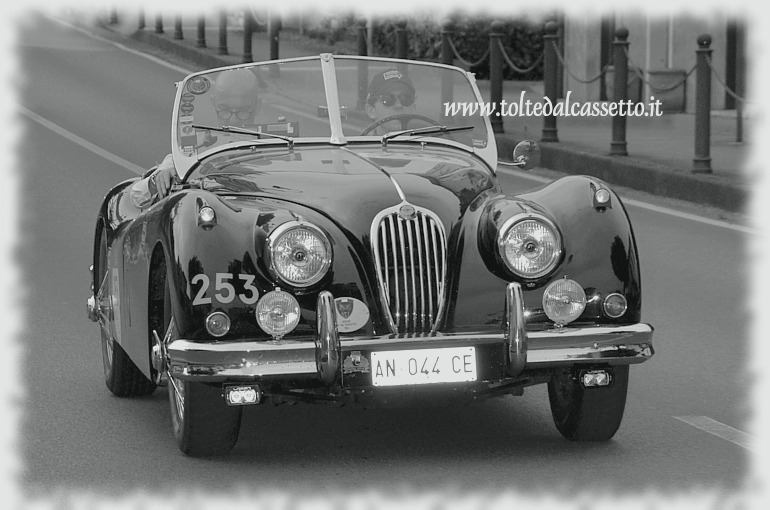 MILLE MIGLIA 2021 - Jaguar XK 140 OTS Roadster anno 1954 (Equipaggio: Giuseppe Santoni e Gabrio Santoni - Numero di gara: 253)