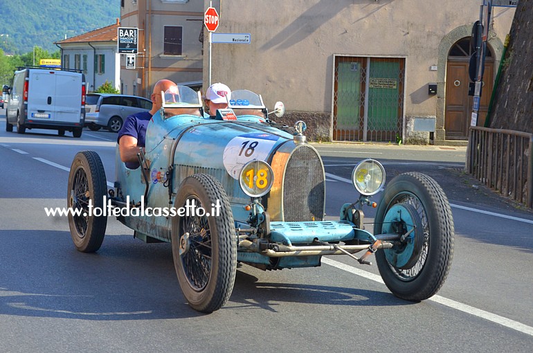 MILLE MIGLIA 2022 - Bugatti T35 anno 1925 (Equipaggio: Mauro Ferrari e Matilde Ferrari - Numero di gara: 18)