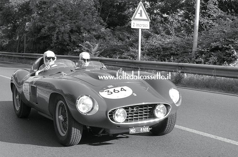 MILLE MIGLIA 2022 - Ferrari 857 S anno 1955 (Equipaggio: Marc Newson e Alison Castle - Numero di gara: 364)