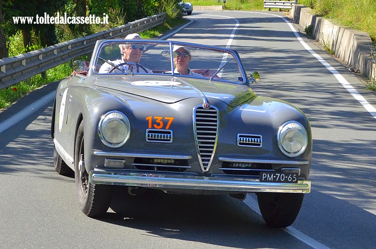 MILLE MIGLIA 2024 - Alfa Romeo 6C 2500 SS Cabriolet Pinin Farina anno 1948 (Equipaggio: Frans Kramer e Caroline De Waard - Numero di gara: 137)