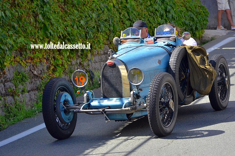 MILLE MIGLIA 2024 - Bugatti T 35 anno 1925 (Equipaggio: Mauro Ferrari e Matilde Ferrari - Numero di gara: 19)