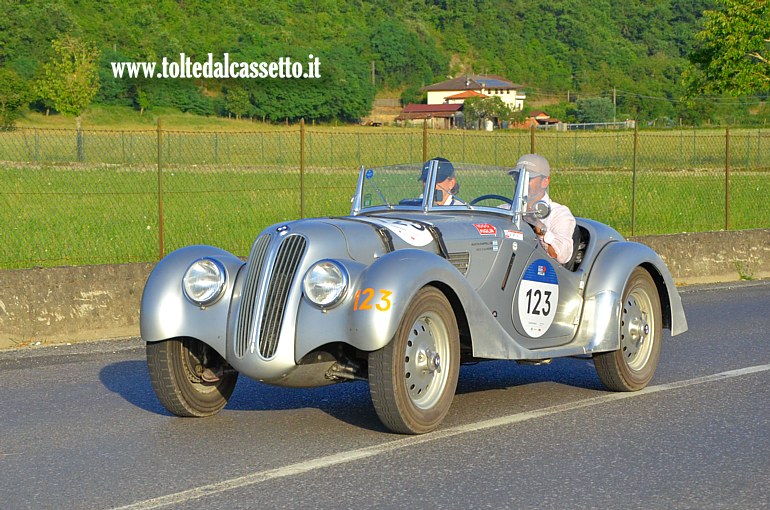 MILLE MIGLIA 2025 - BMW 328 anno 1938 (Equipaggio: Martin Rappallini e Elena Ines Cacheiro - Numero di gara: 123)
