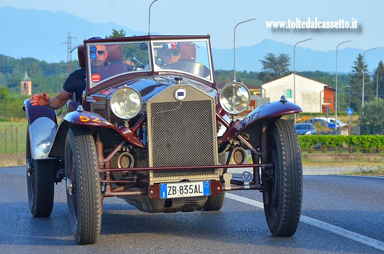 MILLE MIGLIA 2025 - Lancia Lambda Torpedo Tipo 218 anno 1929 (Equipaggio: Mirko Busi e Mirella Giacomini - Numero di gara: 52)