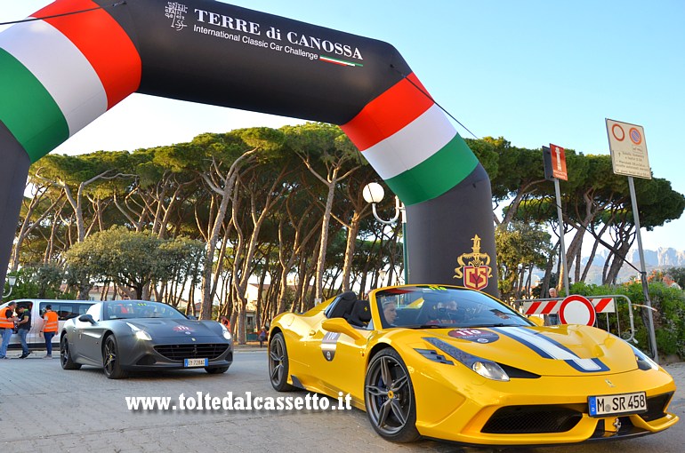 GRAN PREMIO TERRE DI CANOSSA 2018 (Forte dei Marmi) - La Ferrari California T (n. 111 - equipaggio Serventi e Bercelli) e la Ferrari 458 Speciale A (n.110 - equipaggio Serventi e Maccini) mentre lasciano l'anello delle prove cronometrate