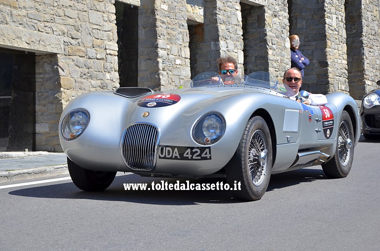GRAN PREMIO TERRE DI CANOSSA 2018 (Portovenere) - Gli inglesi Rowe e Deacon a bordo della loro Jaguar Type C Proteus del 1957 (numero di gara 50)