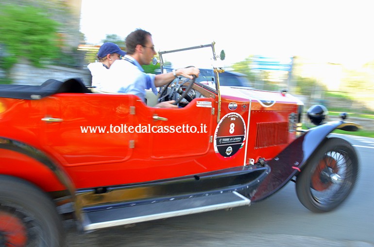 GRAN PREMIO TERRE DI CANOSSA 2018 (Montemarcello) - La OM 665 Superba del 1925 con equipaggio composto dai tedeschi Hanning_e_Fick (numero di gara 8) affronta una curva a gomito per dirigersi verso Bocca di Magra