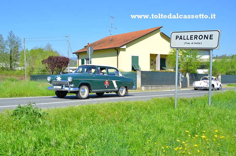 GRAN PREMIO TERRE DI CANOSSA 2018 (Aulla) - I russi Shterenberg e Shterenberg transitano a Pallerone con la loro Volga GAZ-21 Sedan del 1961 (numero di gara 71 - Scuderia Classic Car Club di Mosca)