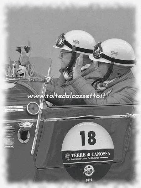 GRAN PREMIO TERRE DI CANOSSA 2019 (Val di Vara) - I coniugi olandesi Goedmakers / Cerfonteijn a bordo della loro Alfa Romeo 6C 1750 GS Testa Fissa anno 1938 (numero 18) mentre salutano il pubblico presente lungo il percorso