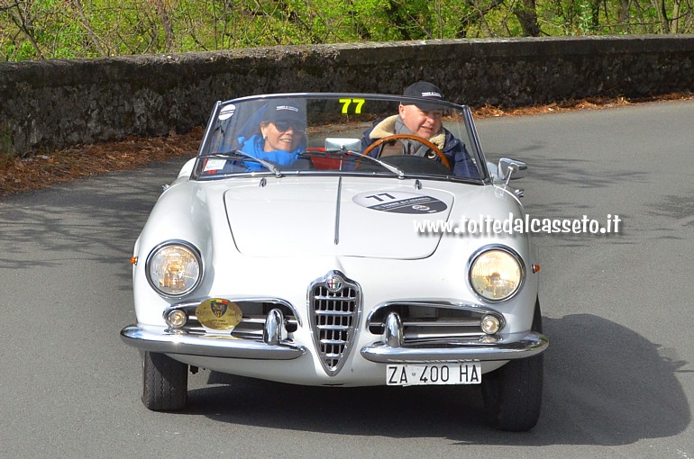 GRAN PREMIO TERRE DI CANOSSA 2019 (Carrara) - L'Alfa Romeo Giulietta Spider anno 1960 condotta dai belgi Vandewalle P. e Mathieu C. (numero di gara 77 - Team Gruppo Belgi) sale lungo la strada panoramica per Colonnata