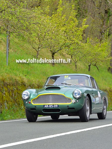 GRAN PREMIO TERRE DI CANOSSA 2019 (Fivizzano) - L'Aston Martin DB4 anno 1960 condotta dagli italiani Astorri M. e Astorri F. (numero 57) sale lungo la Strada Statale n. 63 che porta al Passo del Cerreto