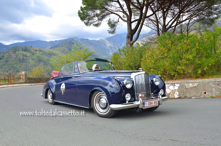 GRAN PREMIO TERRE DI CANOSSA 2019 (Alpi Apuane) - La Bentley Continental SII del 1962 condotta dal belga Hemelaere J. e dalla francese Messaoudi Petit S. (numero di gara 61)