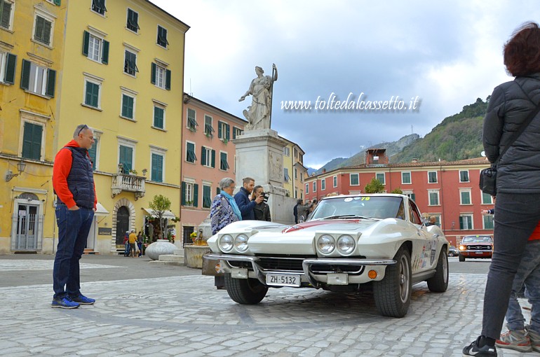 GRAN PREMIO TERRE DI CANOSSA 2019 (Carrara) - Transito in Piazza Alberica per la Chevrolet Corvette Sting Ray anno 1965 condotta dagli italiani Bianchi C. e Bianchi E. (numero di gara 79 - Team Scuderia Capricorno Zurigo)