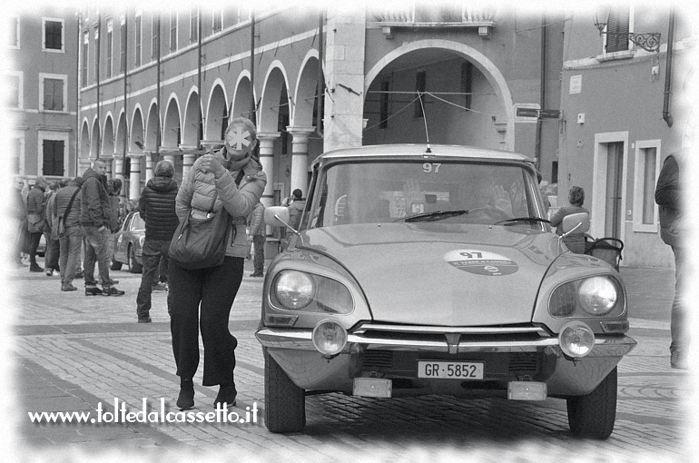 GRAN PREMIO TERRE DI CANOSSA 2019 (Carrara) - In Piazza Alberica la Citroen DS 23 Pallas anno 1973 condotta dagli svizzeri Blandow H. e Blandow V. (numero di gara 97 - Team Amici Senza Frontiere)