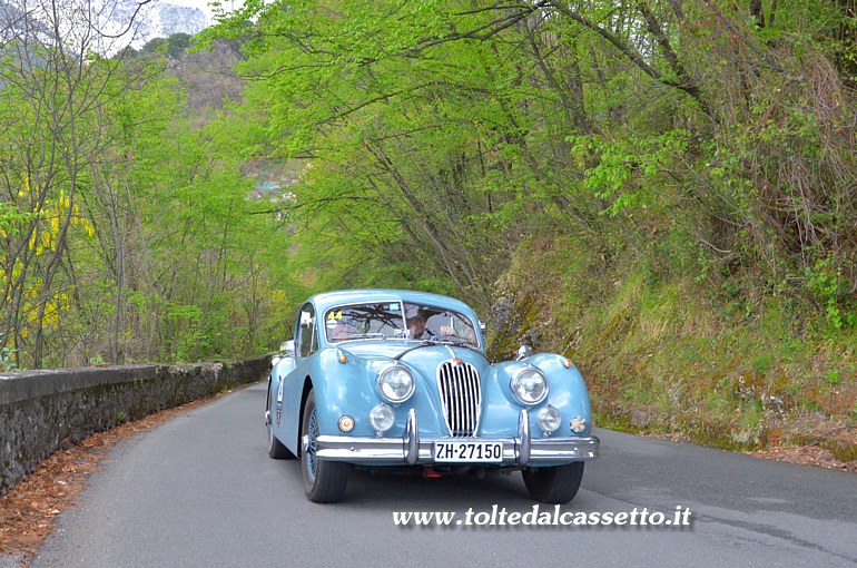 GRAN PREMIO TERRE DI CANOSSA 2019 (Alpi Apuane) - La Jaguar XK 140 FHCSE anno 1956 condotta dagli svizzeri Henne T. e Wirth B. (numero di gara 44) sale lungo la strada panoramica che porta a Bedizzano e Colonnata