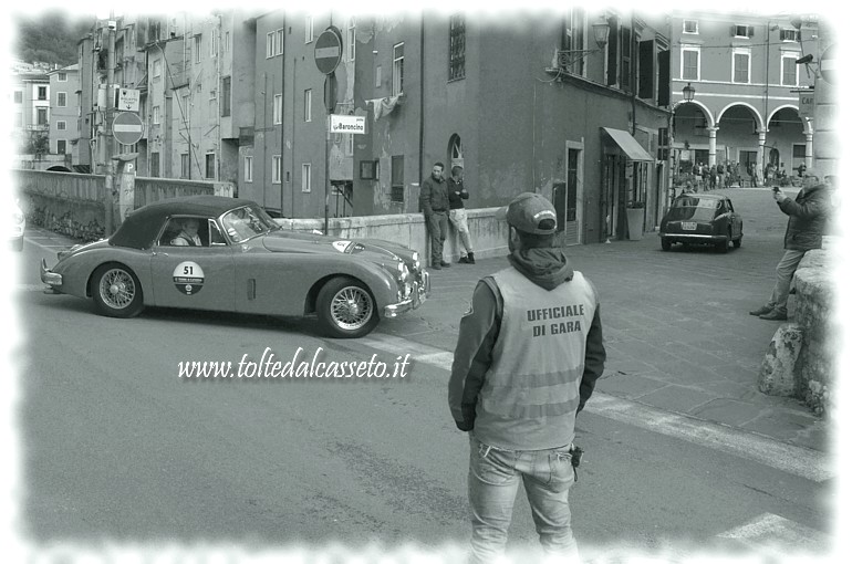 GRAN PREMIO TERRE DI CANOSSA 2019 (Carrara) - Transito nella storica Via Carriona per la Jaguar XK 150 DHC anno 1958 condotta dagli austriaci Von Iwonski V. e Von Iwonski R. (numero di gara 51 - Team RallyClub.ch)