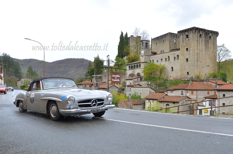 GRAN PREMIO TERRE DI CANOSSA 2019 (Fivizzano) - La Mercedes 190 SL anno 1959 condotta dagli italiani Giacoppo A. e Grillone Tecioiu D. (numero di gara 1 - Scuderia Team Bassano) transita di fronte al Castello della Verrucola