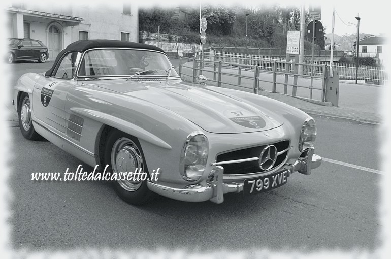 GRAN PREMIO TERRE DI CANOSSA 2019 (Val di Vara) - Mercedes 300 SL Roadster anno 1957 condotta dai britannici Beighton C. e Beighton J. (numero di gara 37 - Scuderia Team Grancevola)