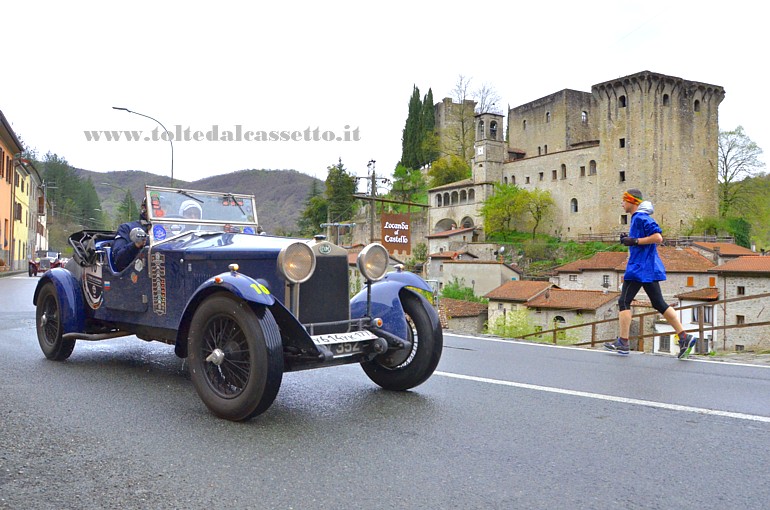 GRAN PREMIO TERRE DI CANOSSA 2019 (Fivizzano) - La OM 665 Superba S anno 1928 condotta dai russi Bazhenin B. e Bazhenina N. (numero di gara 61 - Team Classic Cars Club Mosca) transita di fronte al Castello della Verrucola