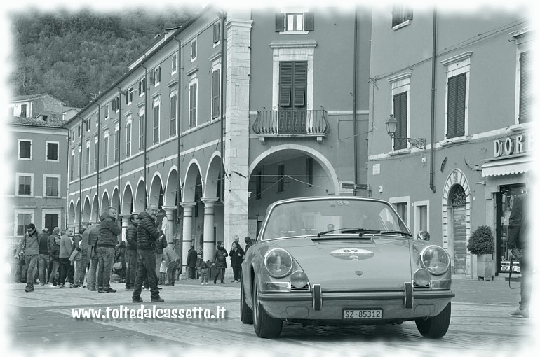 GRAN PREMIO TERRE DI CANOSSA 2019 (Carrara) - Transito in Piazza Alberica per la Porsche 911 S anno 1969 condotta dall'italiano Costa L. e dal francese Strigini B. (numero di gara 89)