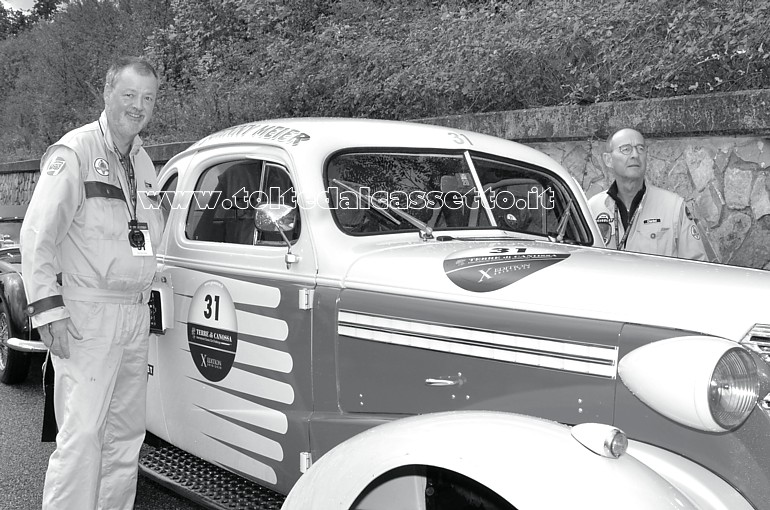 GRAN PREMIO TERRE DI CANOSSA 2020 - Gli svizzeri Sauter e Meier posano a fianco della loro Chevrolet Fangio Coupè fine anni '30 (Numero di gara: 31)