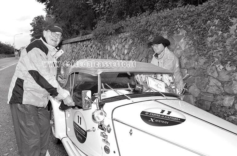 GRAN PREMIO TERRE DI CANOSSA 2020 - Gli svizzeri Schmidt K. e Sigrist A. accanto alla loro MG TF 1500 anno 1955 (Numero di gara: 11)