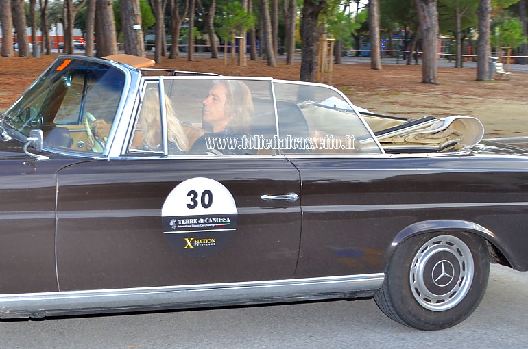 GRAN PREMIO TERRE DI CANOSSA 2020 - La Mercedes 230 SE b Cabriolet anno 1963 dei tedeschi Thierbach H. e Thierbach L. (Numero di gara: 30)