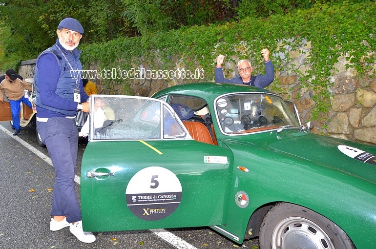 GRAN PREMIO TERRE DI CANOSSA 2020 - Gli italiani Lambruschi Giorgio e Mancini Alessandro posano accanto alla loro Porsche 356 C anno 1964 (Team: Kinzica - Numero di gara: 5)