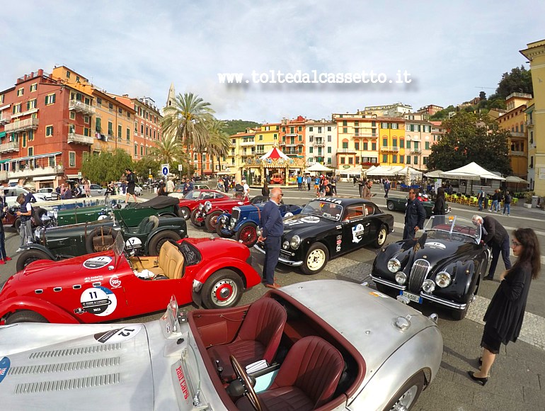 GRAN PREMIO TERRE DI CANOSSA 2023 - Autovetture parcheggiate in Piazza Marconi a Lerici