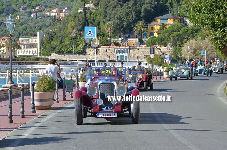 GRAN PREMIO TERRE DI CANOSSA 2016 - La Lagonda LG 45 di Cryns e Dehandschutter (numero di gara 27) guida la sfilata sul lungomare tra S.Terenzo e Lerici