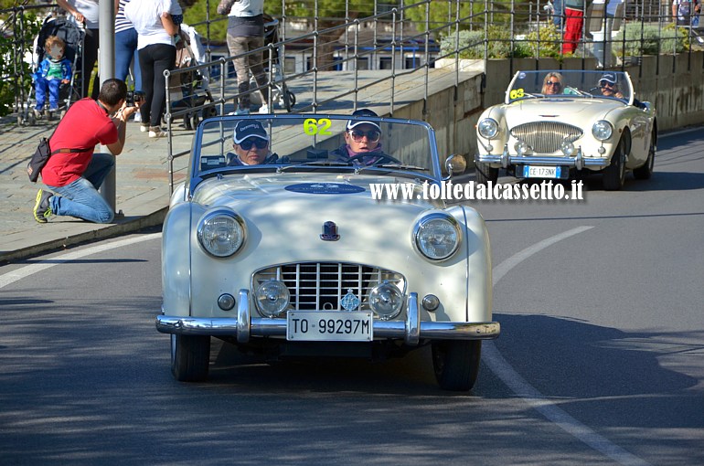 GRAN PREMIO TERRE DI CANOSSA 2016 - La Triumph TR3 di Bottini e Ciarallo (numero di gara 62). Sullo sfondo la Austin Healey 100/4 BN1 di Confaloni e Zanardi (numero di gara 63)