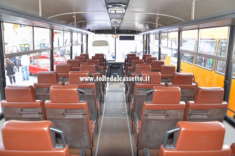 Interno e posti a sedere di autobus FIAT 308 Cameri del 1973 (ex Comune di Bagnone)