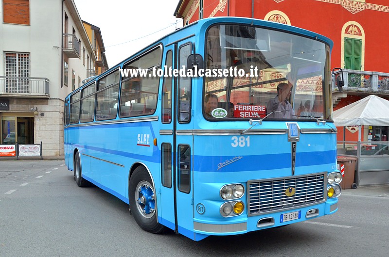 AULLA - Un autobus FIAT 306 carrozzato Dalla Via transita nel centro cittadino durante la rievocazione storica del 23 aprile 2017 (Fornovo - Passo della Cisa - S.Stefano di Magra)
