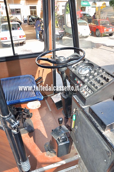 Posto guida di autobus Fiat 418 Portesi del 1984 (ex AMT Genova, oggi Collezione AssoFitram)