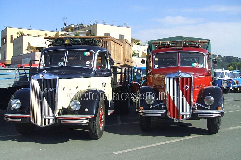 Due esemplari tirati a lucido di LANCIA Esatau, l'autocarro che per la cabina pronunciata era definito "musone"