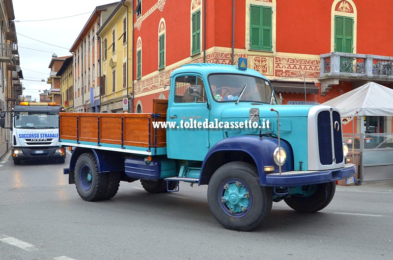 AULLA - Un autocarro BERNA transita in citt durante la rievocazione storica del 23 aprile 2017 (Fornovo - Passo della Cisa - S.Stefano di Magra)
