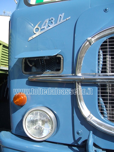 Fanaleria anteriore e bocchetta di ventilazione di un autocarro FIAT 643 N