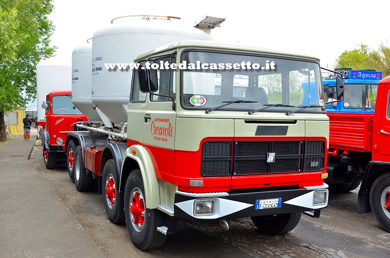 Autocarro FIAT 180 allestito con silos per trasporto cereali