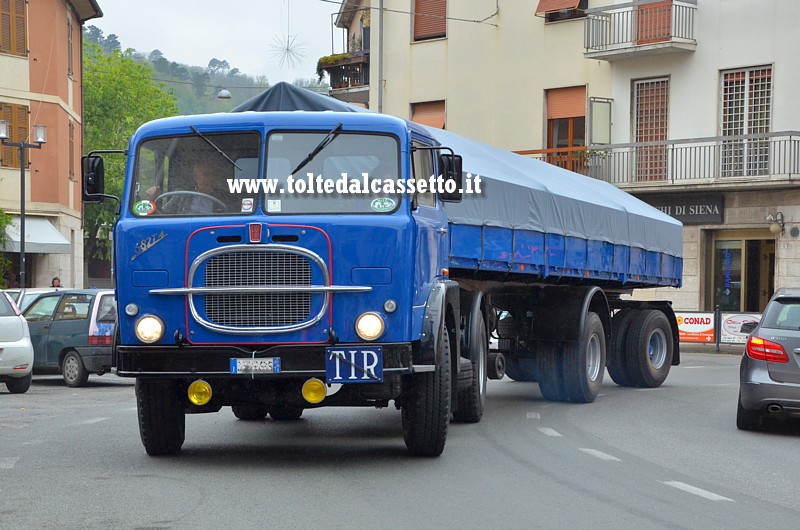 AULLA - Un autocarro FIAT 682 T4 attraversa il centro della citt durante la rievocazione storica del 23 aprile 2017 (Fornovo - Passo della Cisa - S.Stefano di Magra)